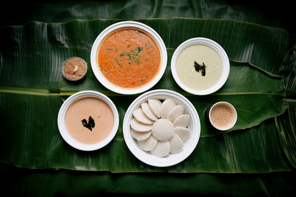 Soft idli served with fresh chutney and sambar